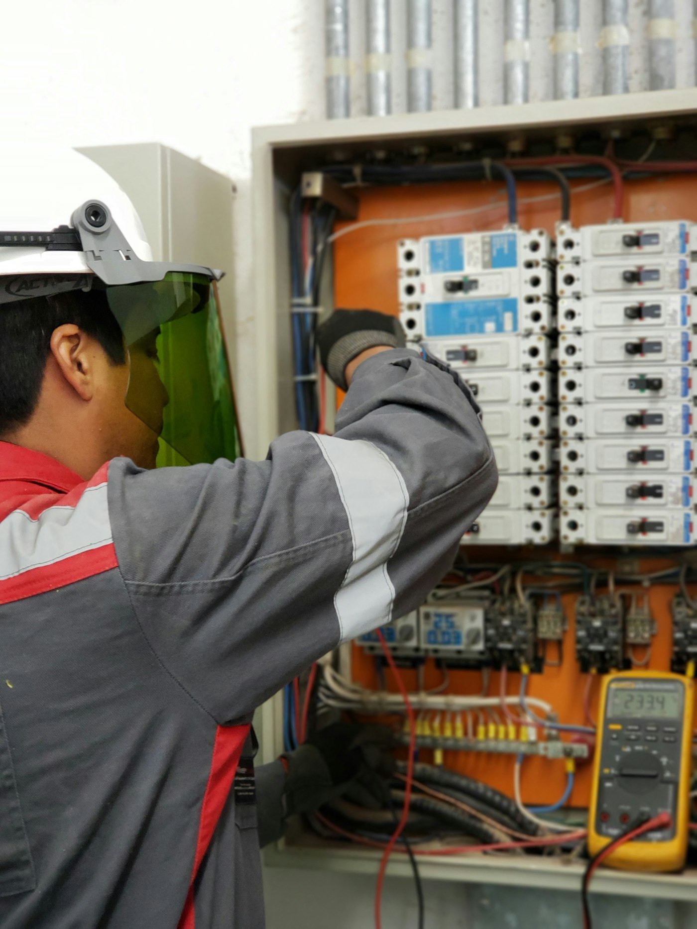 Kỹ sư kiểm tra tủ điện điều khiển